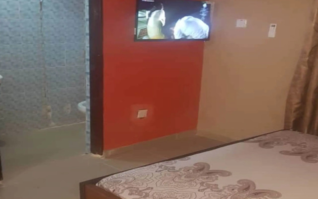 Momak 6 Hotel & Suites