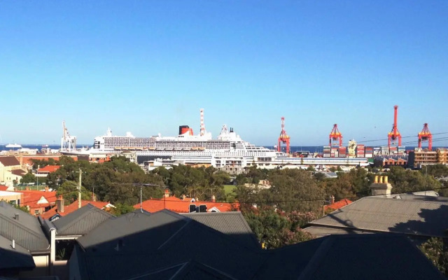 Studio 101 - First floor Fremantle studio apartment
