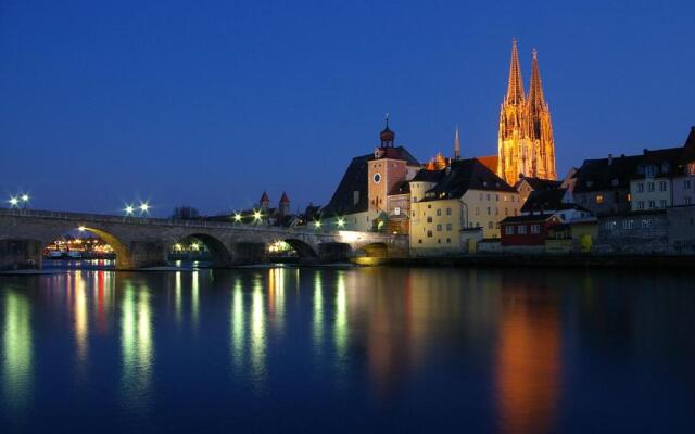 Schloss Weichs zu Regensburg mit 1-2Schlafzimmer Parkplatz Internet 60qm Zentrum