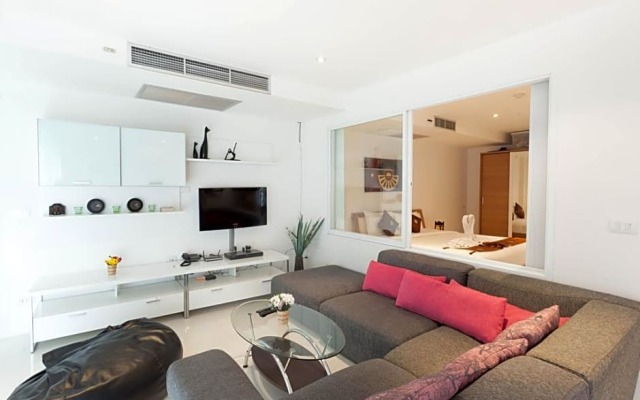 Sunset Plaza Apartment
