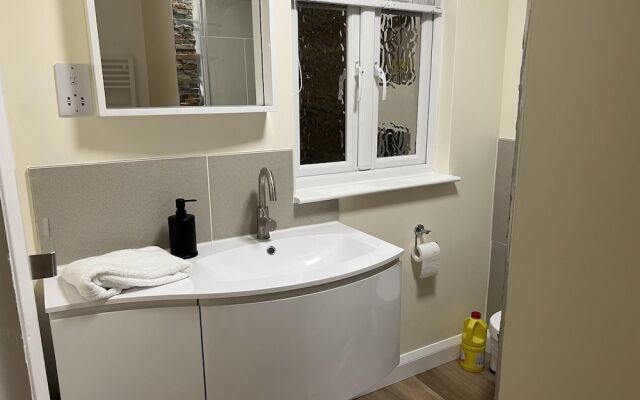 Charming Woodland Lodge 2 Person 1 Bedroom
