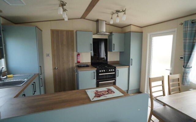 Stunning River View 2 Bedroom Caravan With Decking
