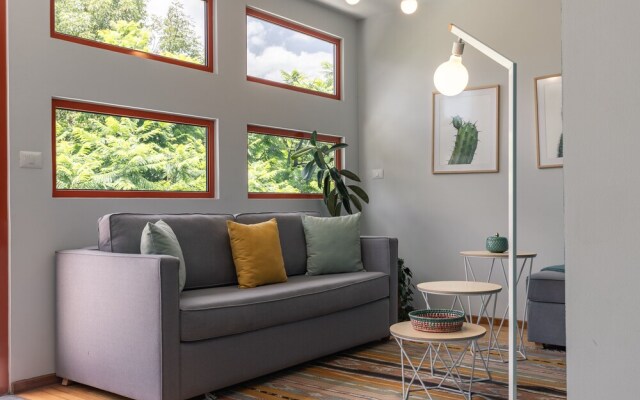 1BR Top Floor in an Art Deco Building!
