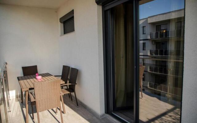 Golden Apartment 2