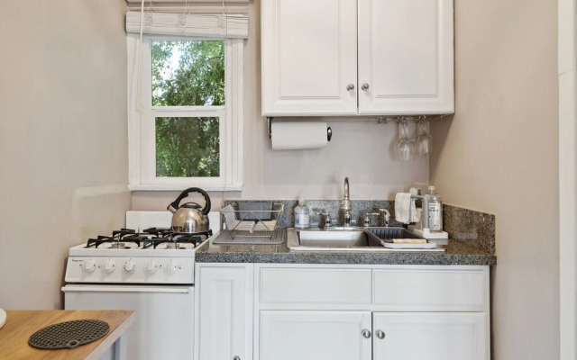 Hollywood Gem 1 Bedroom Apts by RedAwning