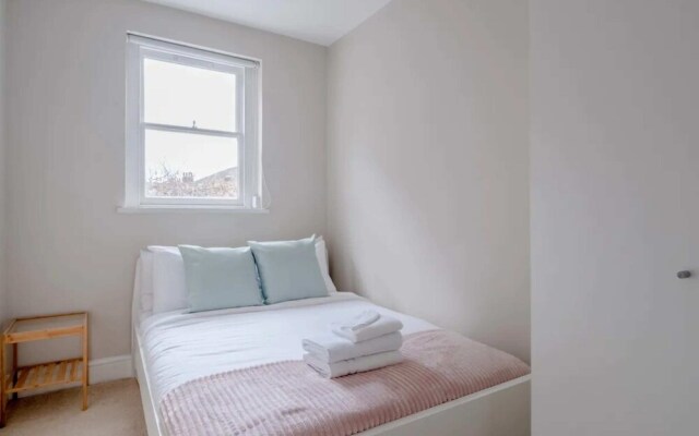 Airy 2 Bedroom Apartment Next to Clapham Common