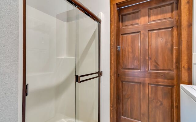 Rockwood Lake Lodge 7 Bedroom Home by RedAwning