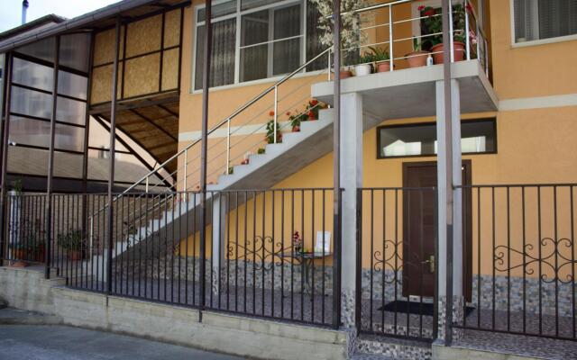 Loo Home&Sea on Yeniseiskaya Street 6/33