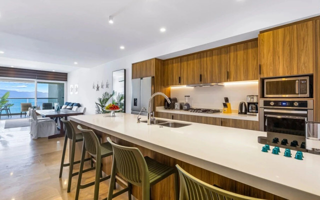 Stylish Beachfront 2BR - Balcony & Pools