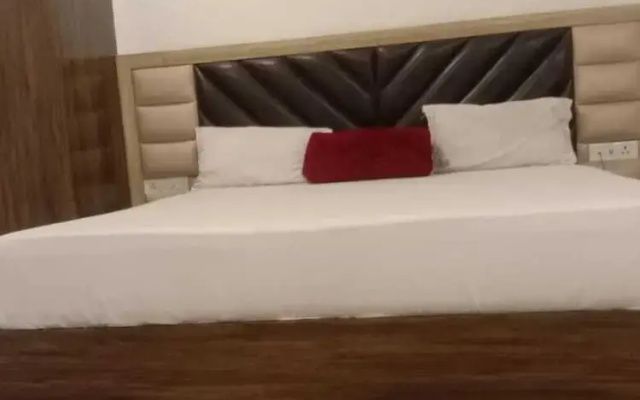 Hotel The Royal Crown