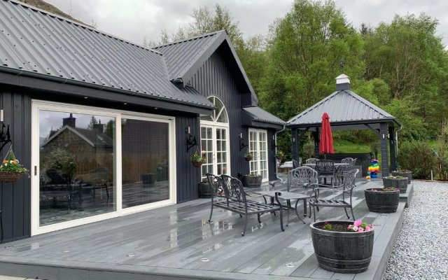 Little Fox Lodge Hideaway Glencoe - 5 Star with Hot Tub overlooking Loch Linnhe