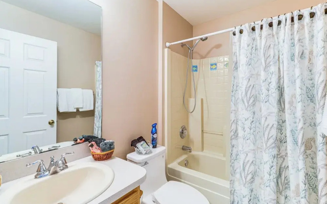 Private Yard & Screened Patio: Sunny Sebastian Gem