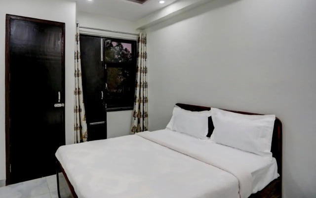 OYO Flagship 80490 Metro Plus