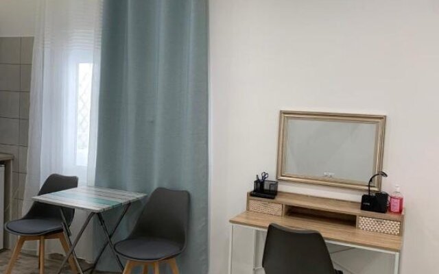 Santorini studio for 2 person in Athens near sea& center