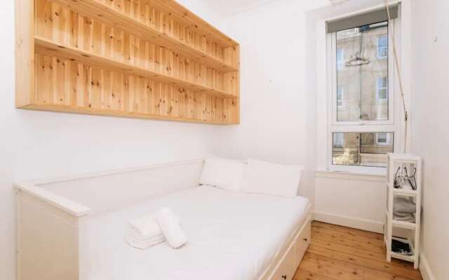 Sleek & Central 2BD Flat - Haymarket