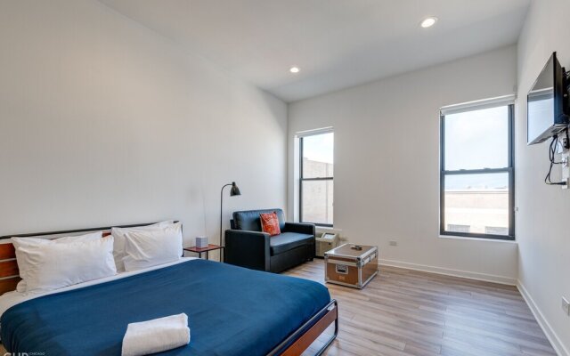 Blue Line Beauty In The Heart Of Chicago - 747 Lofts Cabin 303 by RedAwning