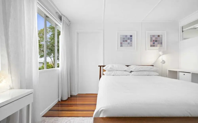 Spacious Family Home With Garden in Quiet Suburb