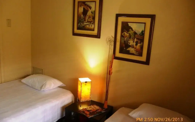 Roommates Suites
