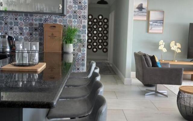 2 Dolphin Ridge , Bloubergstrand