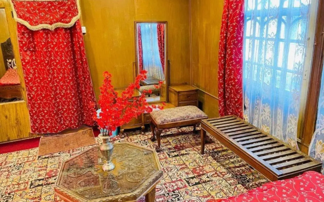Howrah Houseboats in Srinagar