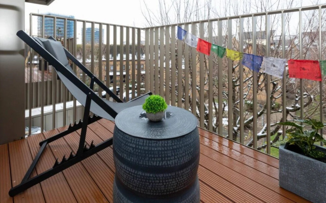 Tranquil & Stylish 1 Bedroom Flat With Private Balcony
