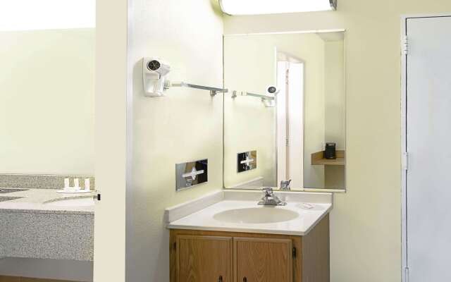 Howard Johnson by Wyndham Newburgh/West Point