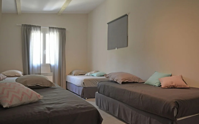 Sun-kissed Villa in Carpentras With Swimming Pool