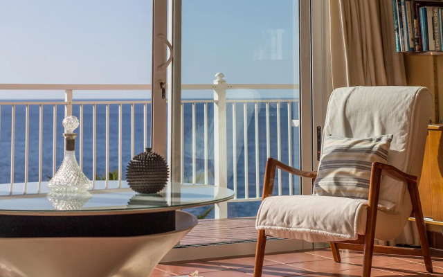 Villa in protected space in front of the sea