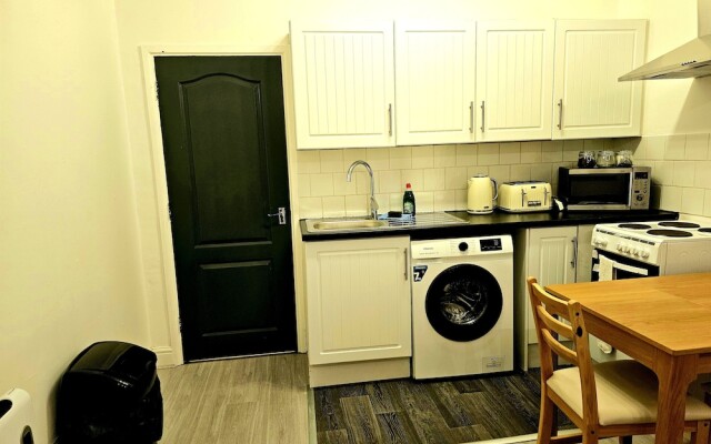 Cosy 1 Bedroom Flat Near Bridgend Town Centre