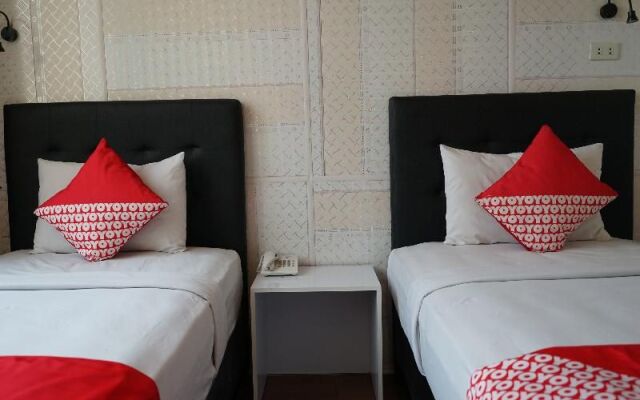 OYO 633 Ren'z Hotel