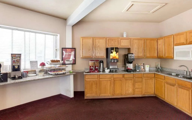 Econo Lodge Inn & Suites Fiesta Park