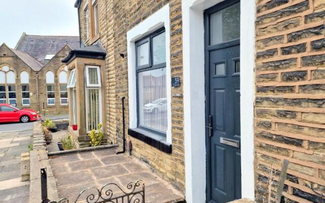 Burnley Terraced House by Bevolve - Free Parking