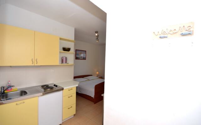 Apartments and Rooms Mare
