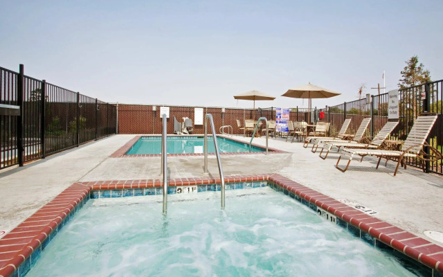 Holiday Inn Express & Suites Dinuba West by IHG