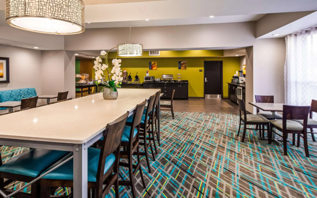 Best Western Golden Prairie Inn & Suites