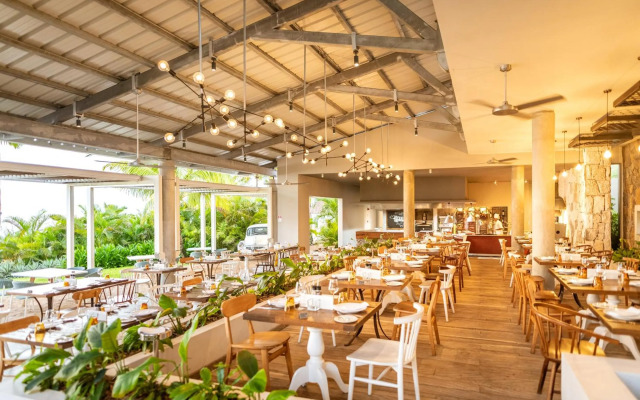 Victoria Beachcomber Resort & Spa