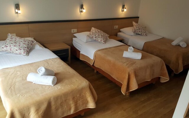 Hotel Dina