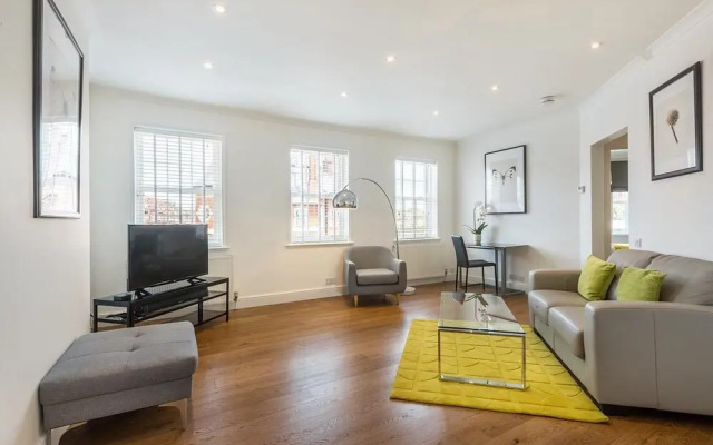 Sloane Avenue Apartment