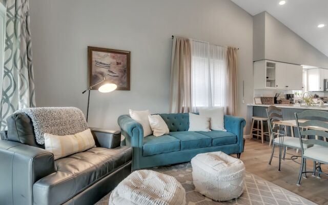 Treetop Haven 2 Bedroom Condo by Redawning