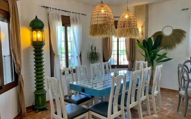 Sayalonga Villa Retreat With 7 Bedrooms