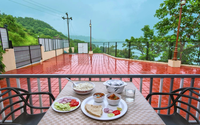 SaffronStays Riverdale, Mulshi - Lakefront villa with pool and mountain view