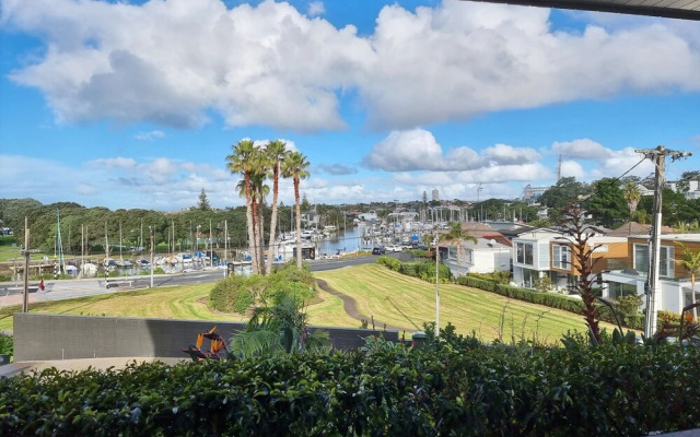 Fabulous Milford 1BR With Views & SkyTV