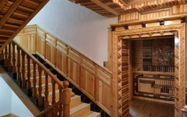 Cailin Holiday Manor