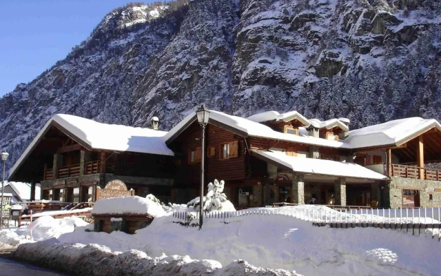 Spacious Apartment in Antey-Saint-André near Ski Lift
