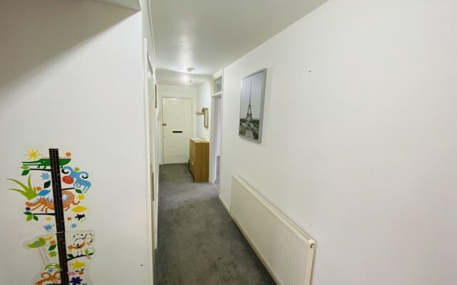 Nice 3-Bed Apartment Close to Heathrow