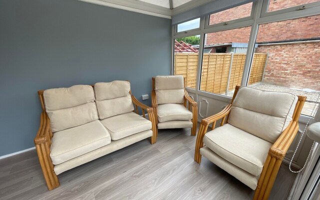 Leominster 3 Bedroom House, Parking Garden Private