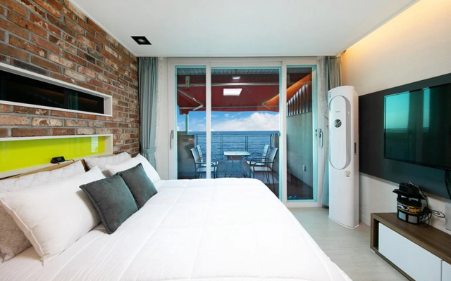 Pohang Couple Stone Pension