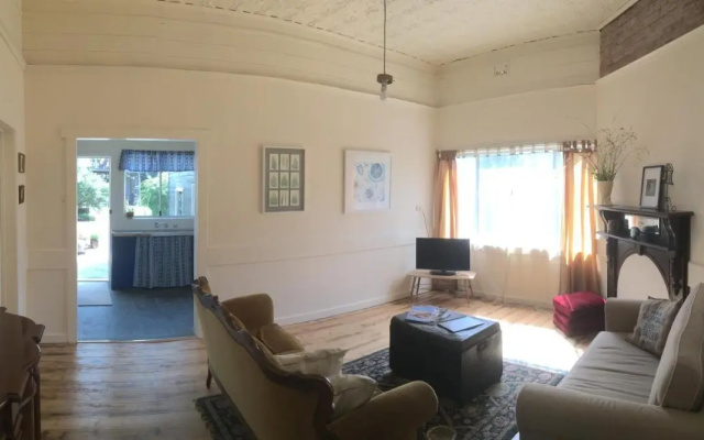 Yarram Cottage: Art and Accommodation – Guest Rooms – Yarram