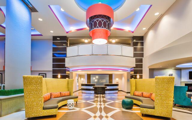 Holiday Inn Express & Suites Eureka by IHG