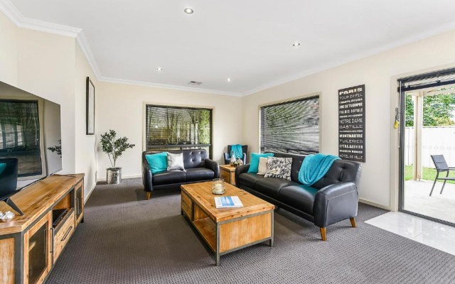 Accommodation On Lansell 1 being Unit 1 of 6 Lansell Street – Guest Rooms – Mount Gambier